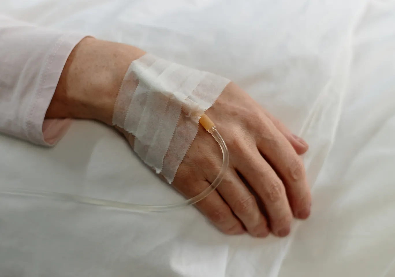 Kroplówki witaminowe Łosice: dłoń z podłączoną kroplówką w spokojnym kadrze