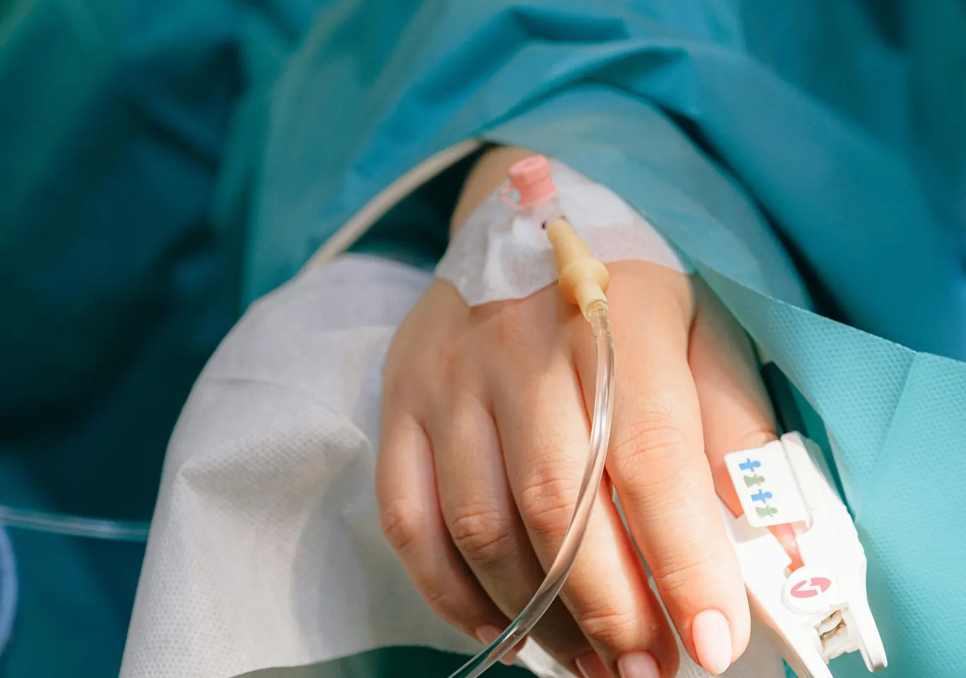 Detoks alkoholowy Garwolin: dłoń z wenflonem i pulsoksymetrem pod nadzorem