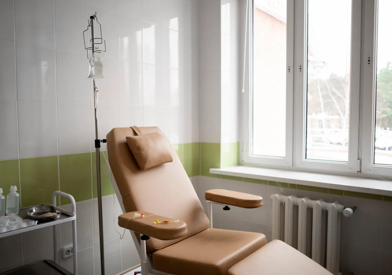 Kroplówki witaminowe Garwolin: gabinet zabiegowy z fotelem i stojakiem na kroplówkę