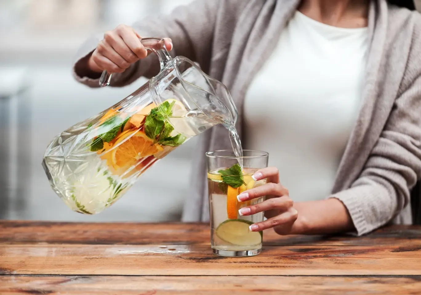 Leczenie alkoholizmu Siedlce: napój bezalkoholowy z owocami nalewany do szklanki