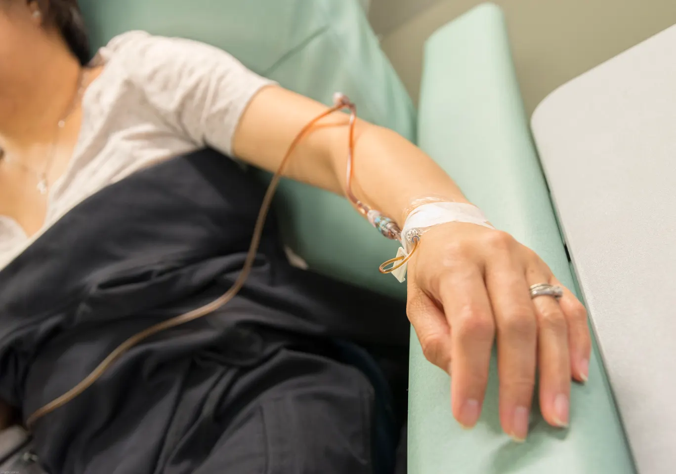 Kroplówki witaminowe Siedlce: ręka z podłączoną linią infuzyjną w trakcie zabiegu