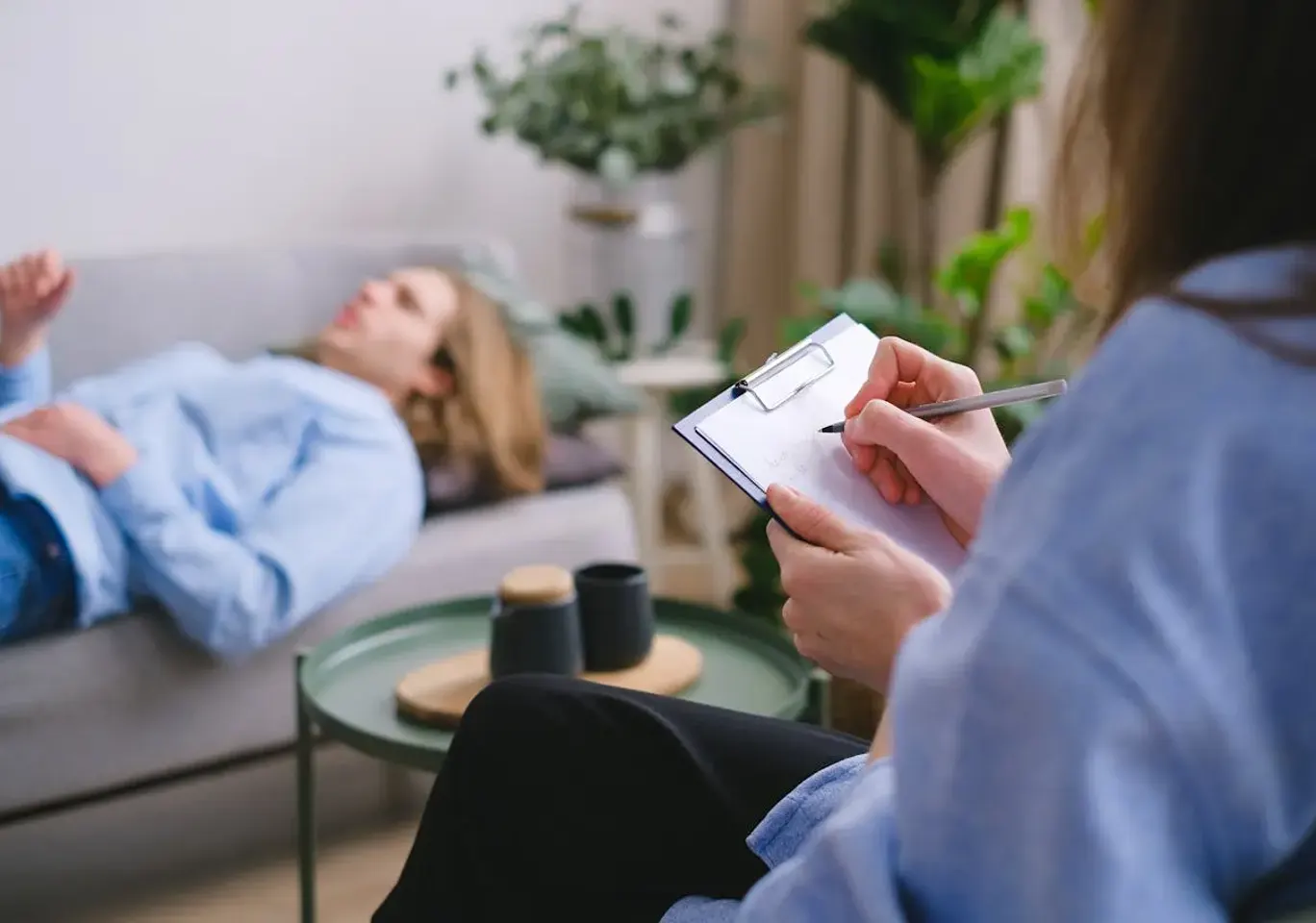 Leczenie uzależnień Siedlce: sesja terapeutyczna na kozetce